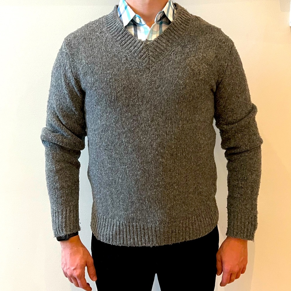 Men’s Bonobos slim fit v-neck merino wool sweater in size M